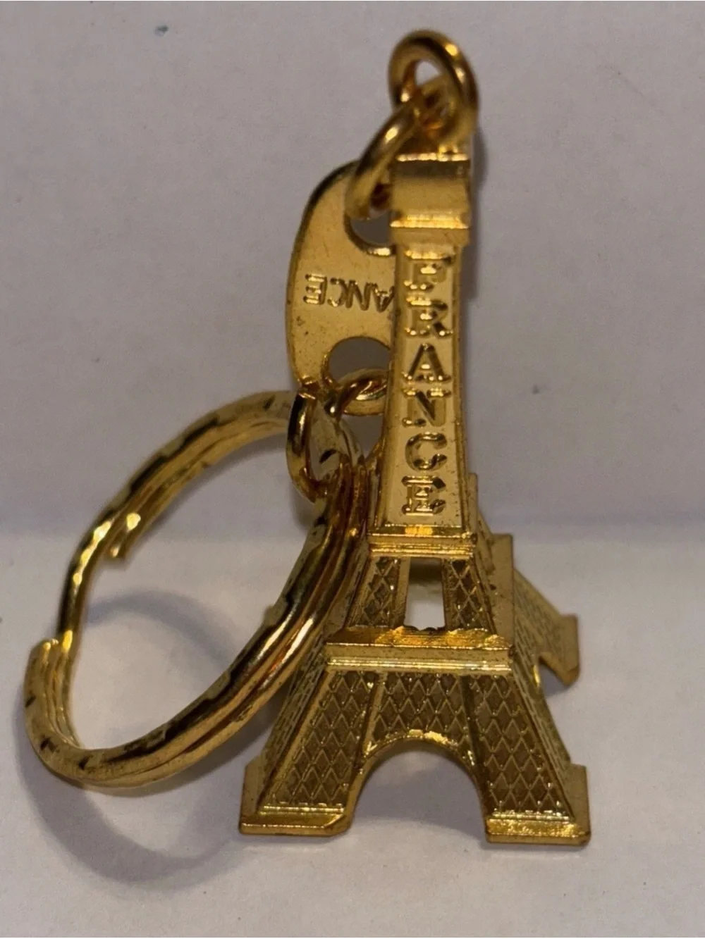 Gold Tone Metal 3D Eiffel Tower Paris France Souvenir Keychain 1.5”‎